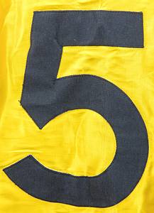 1Dortmund, Borussia-Trikot 1963  | Original match worn Spielertrikot von Borussia Dortmund mit der Rückennummer 5, getragen von Lothar Geisler (1936-2019) im Europapokalspiel Hinspiel am 6.11.1963 in Lissabon gegen Benfica Lissabon (1:2). Das Trikot kommt aus dem Nachlass eines ehemaligen Zeugwartes von Borussia Dortmund. Der damalige Zeugwart hat dieses Trikot ca. 1983 vom aktuellen Bundesligakader des BVB signieren lassen. Status:AAB. Museumsstück!!. - Bild 4