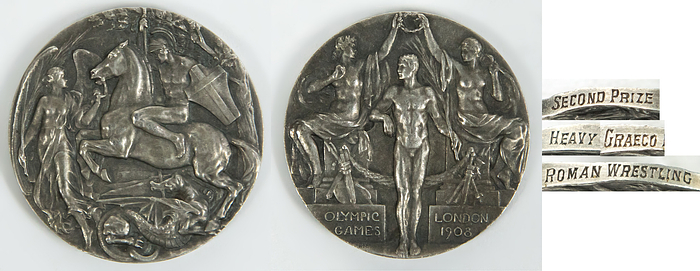Siegermedaille 1908  | Siegermedaille von Alexander Petrow (1876-1941; Rußland Zarenreich) für den 2.Platz im Ringen Griechisch - Römisch Schwergewicht bei den Olympischen Spielen London 1908 mit der Aufschrift "Olympic Games London". Silber (21,56 Gramm), mit Randgravur "Second Prize Heavy Graeco - Roman Wrestling" und Randpunze "Vaughton", 3,3 cm. Sporthistorische Rarität!