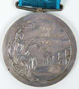  - Winner's medal for 2nd place in Women's Judo at the Sydney 2000 Olympic Games. Silver, engraved with "Judo" and "Women's Heavyweight +78 kg." With original embroidered silk ribbon. 6.8 cm. --Silver tarnished; with signs of wear. The buyer learns the name of the female athlete. Condition: A- - Bild 2