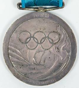  - Winner's medal for 2nd place in Women's Judo at the Sydney 2000 Olympic Games. Silver, engraved with "Judo" and "Women's Heavyweight +78 kg." With original embroidered silk ribbon. 6.8 cm. --Silver tarnished; with signs of wear. The buyer learns the name of the female athlete. Condition: A- - Bild 3