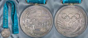  - Winner's medal for 2nd place in Women's Judo at the Sydney 2000 Olympic Games. Silver, engraved with "Judo" and "Women's Heavyweight +78 kg." With original embroidered silk ribbon. 6.8 cm. --Silver tarnished; with signs of wear. The buyer learns the name of the female athlete. Condition: A- - Bild 4