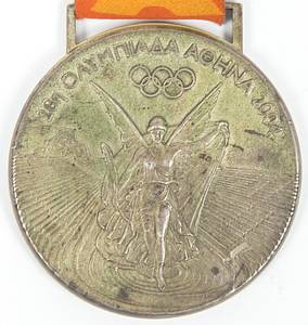  - Olympic Games 2004: Silver medal for 2nd place in Judo at the 2004 Athens Olympic Games. Engraved: Women's Judo +78 kg (in Greek). Silver (approx. 140 grams), 6 cm in diameter, with original silk ribbon. Original presentation case for the winner's medal from the 2004 Athens Olympics. Wooden box featuring a synthetic insert for the medal and a chrome-plated metal sleeve. The sleeve bears the printed logo of the 2004 Olympiad; dimensions: 18 x 11.5 x 2 cm. Housed in its original cardboard outer box.  Medal tarnished. Minor signs of wear. The buyer will be informed of the athlete's name. Condition: A- - Bild 2