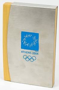 Siegermedaille 2004  | Silbermedaille für den 2.Platz im Judo bei den Olympischen Spielen Athen 2004. Mit Gravur Frauen Judo +78 kg (in griechisch). Silber (ca. 140 Gramm), 6 cm mit original Seidenband. Original Box für die Siegermedaille der Olympischen Spiele Athen 2004. Holzkiste mit Kunstsoffeinlage für Medaille mit einem verchromten Metallschuber. Diese mit aufdedruckten Loge der Olympiade 2004, 18x11,5x2. In original Karton. - Bild 4