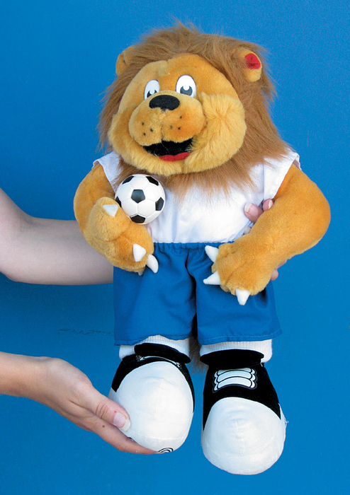 Maskottchen EM 1996  | „Goliath“.Offizielles Plüschmaskottchen der Fußball-Europameisterschaft 1996 in England. Höhe 40 cm.
