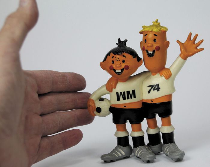 Maskottchen WM 1974  | „Tip und Tap“. Das offizielle WM-Maskottchen. Farbige Plastikfiguren, hier aus Hartplastik. 13x12 cm.