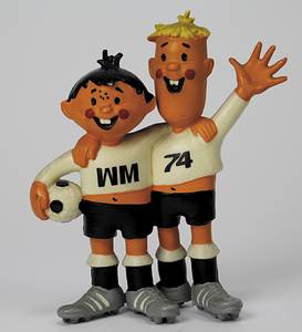 Maskottchen WM 1974  | „Tip und Tap“. Das offizielle WM-Maskottchen. Farbige Plastikfiguren, hier aus Hartplastik. 13x12 cm. - Bild 3