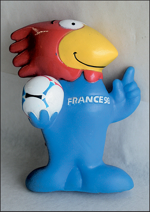 Maskottchen WM 1998  | Offizielles mehrfarbiges Kunststoffmaskottchen für die Fußball - Weltmeisterchaft 1998 in Frankreich. 16x12 cm