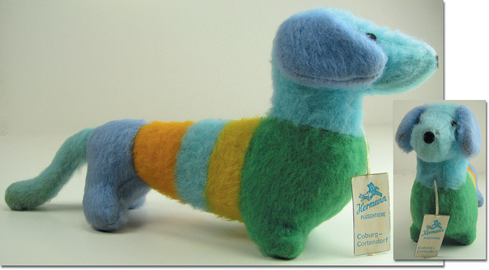 Maskottchen 1972  |  „Waldi“. Plüschmaskottchen der Olympischen Spiele von München 1972. Mit original Etikett des Herstellers „Hermann“.  28x13 cm.