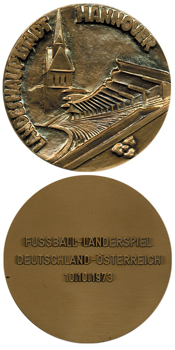  - Participation Medal: Large Official Medal fron the town of Hannover issued for the int. match Germany vs Austria. Inscribed „Fussball-Länderspiel Deutschland - Österreich 10.10.1973“. Bronze,  Size 9 cm. Condition: A