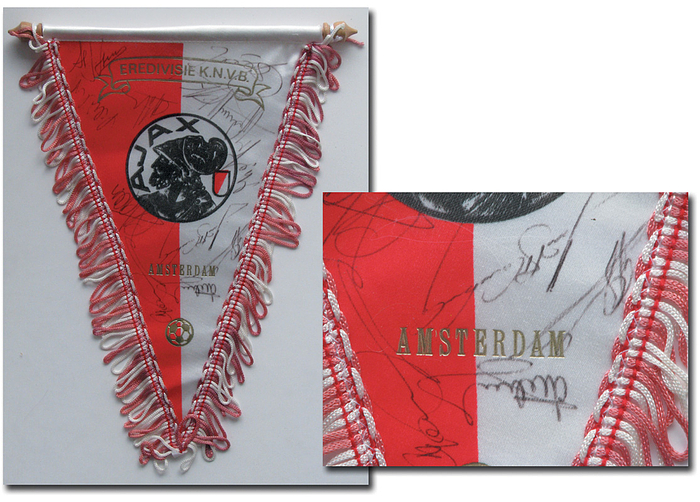  - Autogramme: Football 1973/74 Ajax Amsterdam: Souvenir pennant signed by Cruyff, van Dijk, Blankenburg, Haan, Rep, Neeskens, Schilcher, Keizer and others. Size 21x30cm. Condition: A
