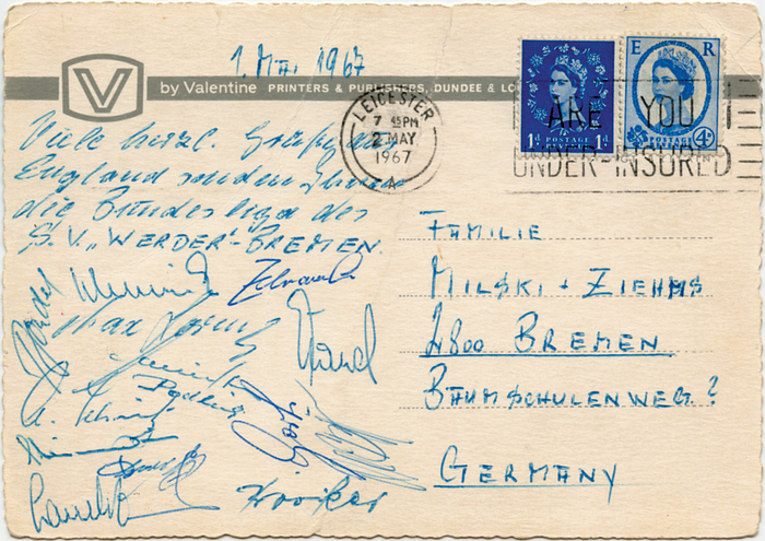 Bremen,Werder 1967  | Postkarte aus England mit 16 Originalsignaturen der Mannschaft von Werder Bremen aus der Saison 1966/67 von einem Testspiel: Lorenz, Höttges, Zebrowski, Bordel, Stenmann, Görts u.a. 15x10,5 cm.