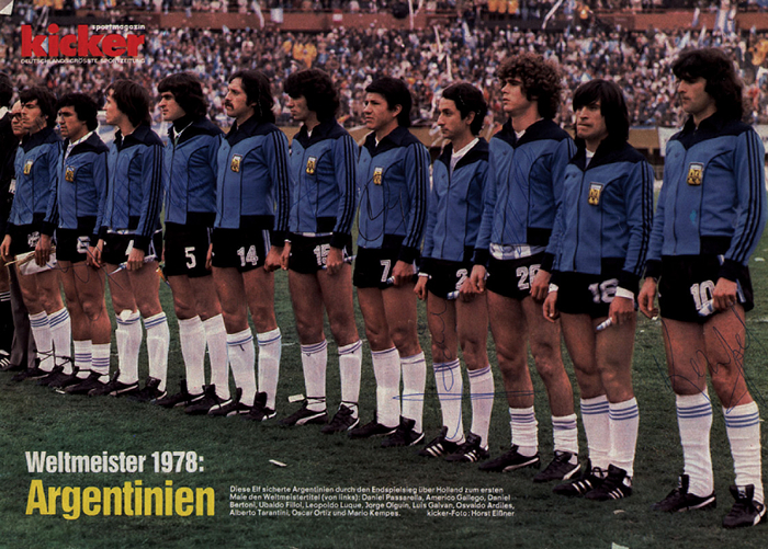 Autograph World Champion 1978 Argentina - Color magazine image "1978 World Champions: Argentina," featuring 9 original signatures of the players: Kempes, Ardiles, Tarantini, Olguin, Fillol, Bertoni, Gallego, Galvan (1948–2025), and Passarella. 30 x 21 cm. Condition: A-
