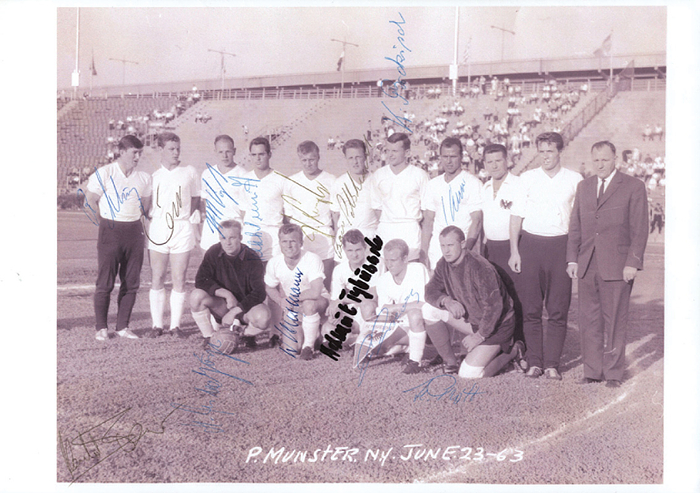 Münster,Preußen - 1963  | S/W-Reprofoto von der Mannschaft von Preußen Münster auf der USA Reise 1963 mit 14 original Signaturen der Spieler, 29,5x21 cm.
