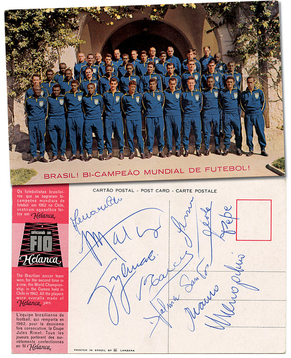 World Cup 1962. Worldcup winner Brasil Autographs - Black-and-white press photo of World Champions Brazil at the World Cup 1962 with five original signatures of players, 22x15 to 17x12.5 cm. Condition: A-