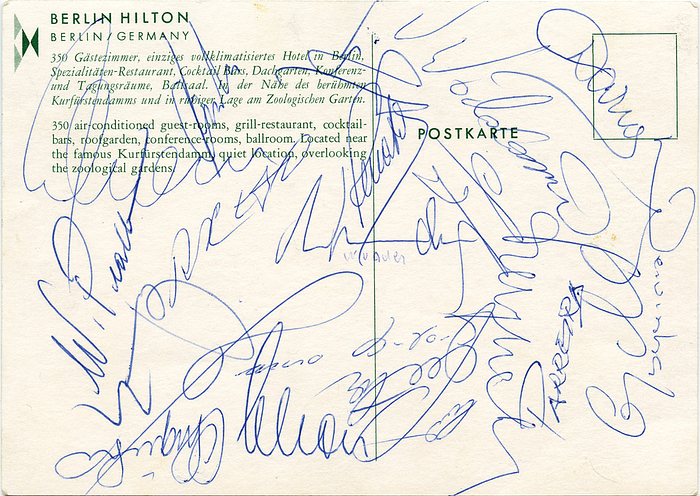 Nationalmannschaft 1973  | Farbpostkarte vom Bankett anläßlich des Länderspieles Deutschland v Brasilien am 16.6.1973 im Hotel Hilton Berlin mit 19 Originalsignaturen der deutschen und brasilinanischen Nationalspieler auf der Rückseite: Marco Antonio, Valdomiro, Dario, Schön, Overath, Wunder, Vogts, Cullmann, Kapellmann u.a.15x10 cm.