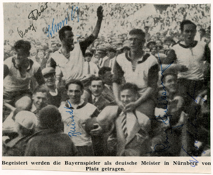 München,Bayern - 1932  | S/W-Magazinbild von Bayern München, dem Deutschen Fussball Meister 1932. Mit 5 Originalsignaturen der abgebildeten Spieler:  Oskar "Ossy" Rohr (1912-1988; 4 A-LS), Schmid, Breindl, Heidkamp (1905-1994), Nagelschmitz (1902-1987), 11,5x9 cm.