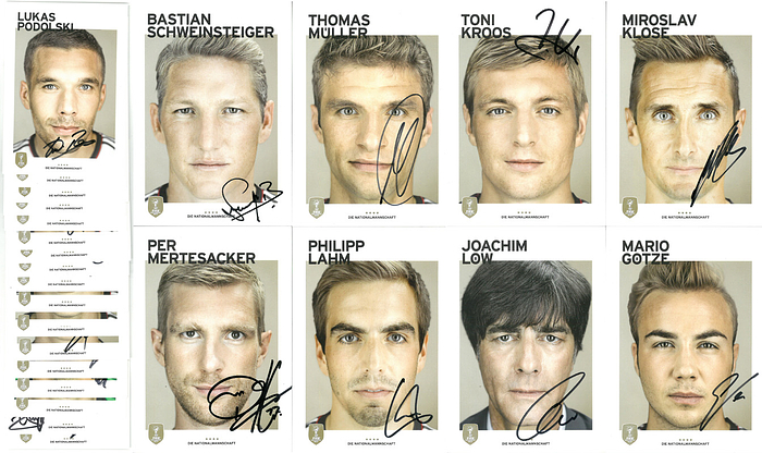 Weltmeister 2014  | 25 offizielle Autogrammkarten des DFB "Die Nationalmannschaft" mit den Fußball - Weltmeistern 2014. Satz wurde nach der Weltmeisterschaft herausgegeben. Kompletter Satz bis auf "Özil. Alle original signiert. Karton, 14,5x10,5 cm.