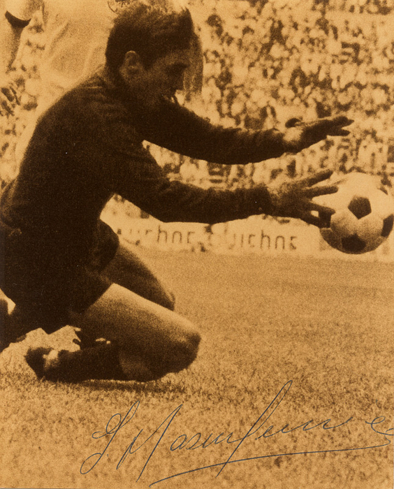 Mazurkiewicz, Ladislao  | (1945-2013) Reprofoto mit Originalsignatur von Ladislao Mazurkiewicz (Penarol Montevideo). Teilnehmer für die Fußball Nationalmannschaft von uruguay an den Fußball - Weltmeisterschaften  1966 - 1970 - 1974. 15,5 x12,5 cm.