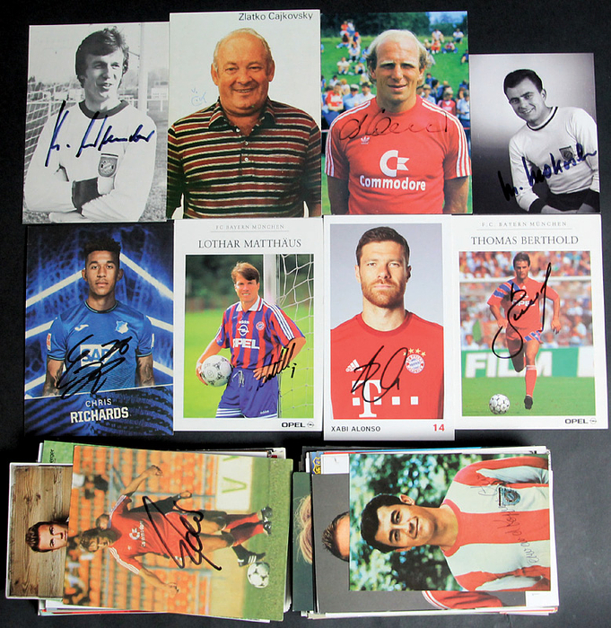 München, Bayern - 1965 - 2025  | 205 verschiedene original Signaturen von verschiedenen Spielern und Trainer des FC bayern München seit dem Bundeslgaaufsteig 1965 bis Heute. Viele Raritäten und Verstrobene. Bis auf 20 sind alle Bayern Spielern im Trikot der Roten zu sehen. 163 Autogrammkarten und 42 Reprofotos, je  ca. 15x10 cm.