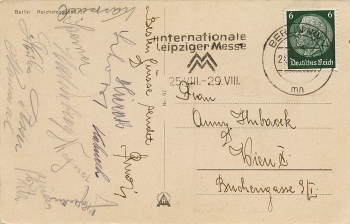 Wien,Rapid 1940  | Postkarte vom 22.7.1940 vom SC Rapid Wien geschrieben von Rudi Raftl vom Spiel um den 3.Platz der Deutschen Fußballmeisterschaft Waldhof Mannhein v Rapid Wien (4:4) in Berlin . Mit 13 original Signaturen der Spieler, darunter 8 Spieler des deutschen Fußball Pokalsiegers 1939 (Tschammer - Pokal, nach dem Krieg DFB-Pokal) Rapid Wien, 14x9 cm.