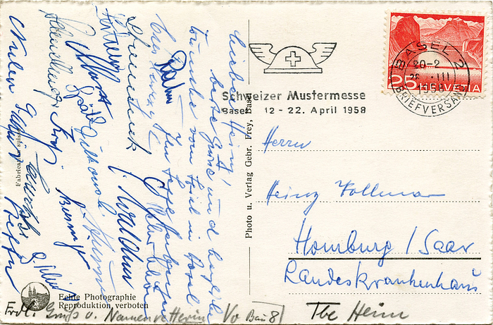 Nationalmannschaft 1958  | S/W-Postkarte geschrieben von Sepp Herberger von einem Testspiel der deutschen Nationalmannschaft am 26.3.1958 in Basel anläßlich eines DFB Lehrganges in der Sportschule München-Grünwald zur Vorbereitung auf die Fußball - Weltmeisterschaft 1958. Mit ca. 19 Originalsignaturen der deutschen Fußball-Nationalmannschaft 1958 : Herberger, Schön, Rahn, Waldner, Biesinger, Stollenwerck, Nuber, Schnellinger, Tilkowski, Sawitzki u.a., 13,5x9 cm.