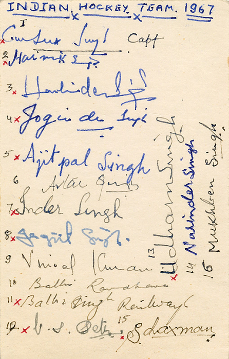 Indien Medaillergewinner OSS 1956 - 1972  | Hockey Team Indien 1967: mit 14 original Signaturen von Medaillengewinner aus Indien von den Olymischen Spielen 1956 - 1972, hauptsächlich Hockey: Grubux Singh, Gold 1964, Bronze 1968; Harbinder Singh G 1964, B 1968 + 1972; Harmik Singh B 1968 + 1972; Joginder Singh 1940-2002, G 1964, S 1960; Ajit Pal Singh B 1968 + 1972; Avtar Singh Bhurji 1944-2025, Olympiateilnehmane 1972 für Uganda; Inder Singh 1944-2020, G 1964 B 1968; Balbir Singh 1942-2020, G 1964, B 1968;  Viktor John Peter 1937-1998, G 1964, S 1960; B 1968; Udham Singh 1928-2000, G 1952, 1956, 1964, S 1960; Virinder Singh 1947-2022, B 1972; Shankar Laxman 1933-2006, G 1956, 1964 , S 1960; Mukhbain Singh S 1972. Karteikarte, 10x6,5 cmBlancobeleg.
