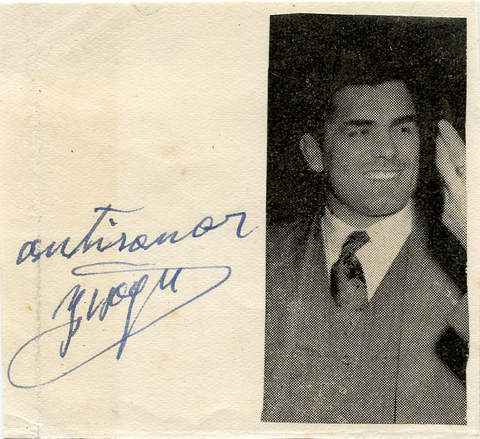 Dogu, Yasar  | (1913-1961) Blancobeleg mit original Signatur von Yasar Dogu (Türkei) und einem aufmontiertem S/W-Magazinbild. Goldmedaille im Ringen 73 kg bei den Olympischen Spielen 1948. Weltmesiter 1951 bis 87 kg. 7,5x7 cm.