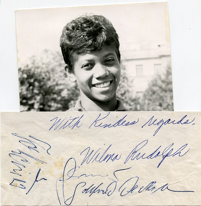 Rudolph, Wilma  | (1940-1994) Originalsignatur auf Blancbeleg von Wilma Rudolph. Amerikanische Leichtathletin und Olympiateilnehmerin 1956 (Bronze 4x100 m) sowie dreifache Goldmedaillen-Gewinnerin bei den Olympischen Spielen 1960 über 100 m, 200 m und 4x100 m. 17x8 cm. Dabei: S/W-Pressefoto (13x10 cm).