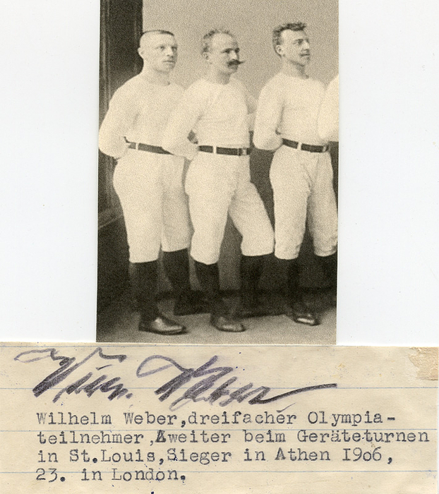 Weber, Wilhelm  | (1880-1963) Blancobeleg mit Originalsignatur von Wilhelm Weber. Deutscher Turner und dreifacher Olympiateilnehmer. Bei den Olympischen Spielen 1904 Silber im Mehrkampf und Bronze im Dreikampf. 10x3,5 cm.