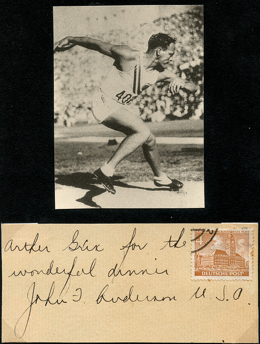 Anderson, John F.  | (1907-1948) Originalsignatur auf Blancobeleg (10,5x4,5 cm) von John F. Anderson (USA) aufmontiert mit Fotoecken und einem S/W-Bild auf Karton. Goldmedaillengewinner bei den Olympischen Spielen 1932 im Diskuswerfen. 15x11,5 cm.