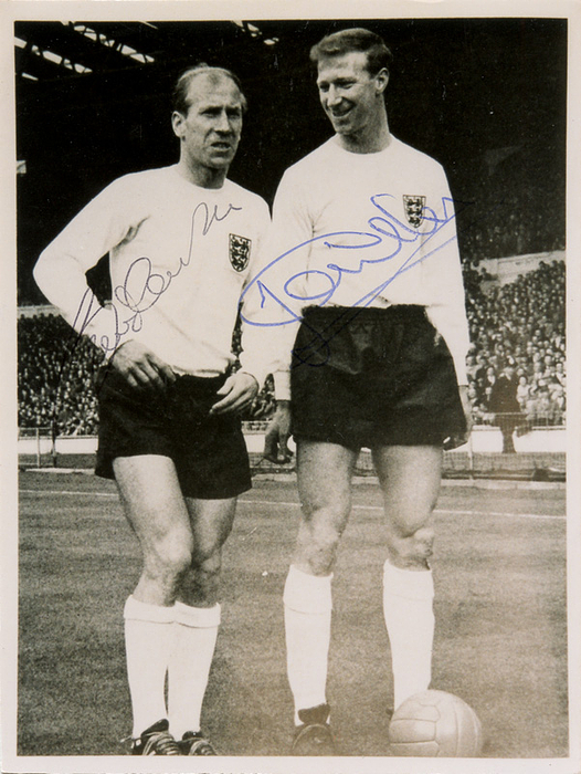 Charlton, Bobby + Jack  | S/W-Reprofoto mit den original Signaturen von Bobby Charlton (1937-2023) und Jack Charlton (1935-2020) beide mit England Fußball Weltmeister 1966, 12,5x10 cm.