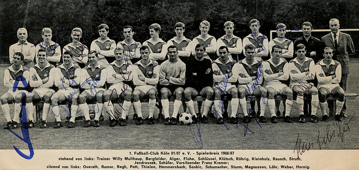 Köln,1.FC - 1966  | s/w-Magazinfoto von der Mannschaft des 1. FC Köln von 1966/67  mit 13 Originalsignaturen der Spieler. 21x9,5 cm.