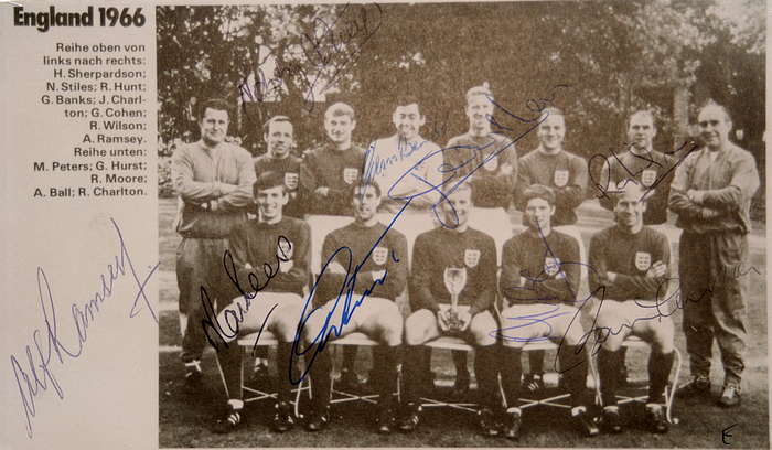 Weltmeister 1966  | S/W-Reprofoto des Fußball-Weltmeisters 1966 England mit 9 Originalsignaturen, 18,5x10,5 cm.