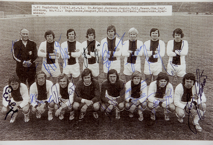 Magdeburg, FC - EP1974  | S/W-Reprofoto der Mannschaft des Europapokalsiegers 1974 FC Magdeburg mit 15 original Signaturen der Spieler, 18x12,5 cm.