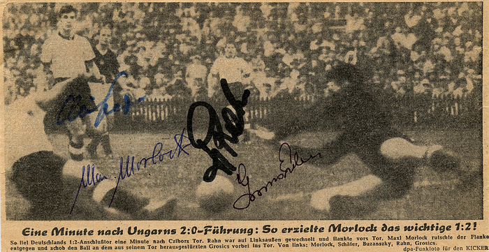 Weltmeisterschaft 1954 Endspiel  | S/W-Zeitungsfotos vom Endspiel um die Fußball Weltmeisterschaft 1954 mit einer Spielszene zum 1:2 durch Max Morlock, dass die Wende in diesem Spiel brachte. Mit original Signaturen der abgebildeten Spieler Max Morlock, Hans Schäfer, Helmut Rahn und Guyla Grosics. 20x10,5 cm.