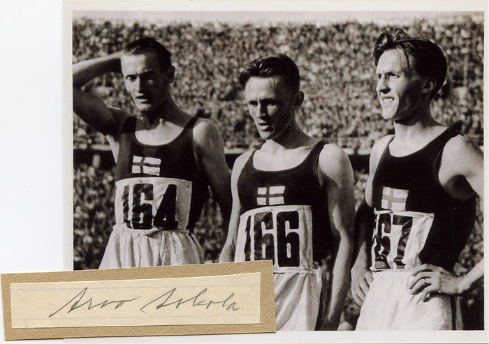 Askola, Arvo  | (1909-1975) Blancobeleg (6,5x1,5 cm9 mit Originalsignatur von Arvo Askola (FIN). Olympische Spiele 1936 Silbermedaille über 10.000 m. Dabei S/W-Reprofoto (10x9 cm).