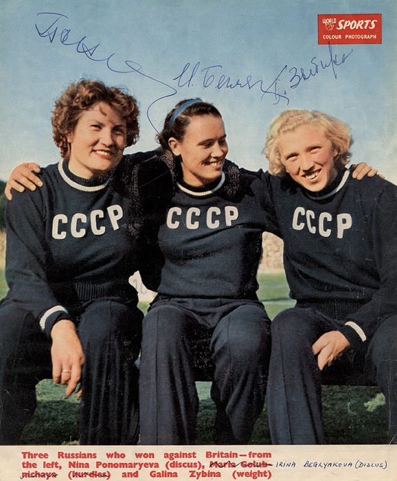Begljakowa / Ponomarjowa /Sybina  | Großes Farbmagazinfoto mit den Medaillengewinnerinnen aus der UdSSR in der Leichtathletik bei den Olympischen Spielen Irina Begljakowavon (1933-2018)  Silbermedaille bei den Olympischen Spielen 1956 im Diskuswerfen. Nina Ponomarjowa-Romaschkowa (1929-2016) 2fache Goldmedaillengewinner bei den Olympischen Spielen 1952 und 1960. Bronze 1956 jeweils im Diskuswerfen. Galina Iwanowna Sybina (1931-2024) Olympiasiegerin 1952, Olympiazweite 1956 und Olympiadritte 1964 im Kugelstoßen für die Sowjetunion. 25x21 cm.