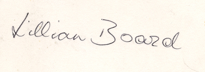 Board, Lillian  | (1948-1970) Blancobeleg (7,5c, x 5 cm) mit original Signatur von Lillian Board (GBR) aufmontiert auf Karteikarte mit Farblaserdruck. Silbermedaille bei den Olympischen Spielen 1968 über 400 m, 14x9,5 cm.