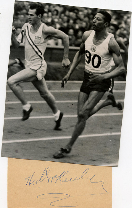 McKenley, Herbert  | (1922-2007) Original signierter Blancobeleg (8x12cm) mit S/W-Pressefoto (17,5x13cm) von Herbert McKenley (JAM).Silbermedaille bei den Olympischen Spielen 1948 über 400 m und 2x Silber 1952 über 100 und 400 m.