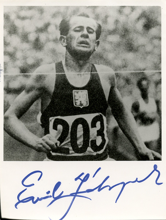 Zatopek, Emil  | (1922-2002) S/W-Reprofoto mit Originalsignatur von Emil Zatopek (CSSR). Vierfacher Olympiasieger von 1948 und 1952 im Langlauf, 12x9 cm.