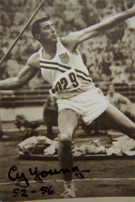 Young, Cy  | (1928-2017) S/W-Reprofoto mit original Signatur von Cy Young (USA). Goldmedaille im Speerwerfen bei den Olympischen Spielen 1952, 14,5x10 cm.