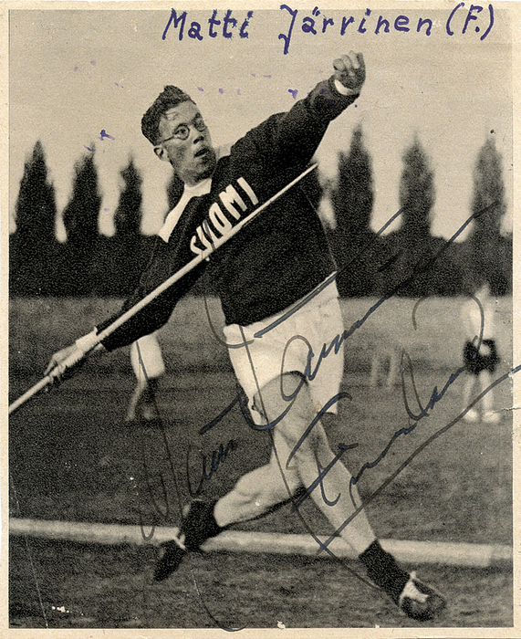 Järvinen, Matti  | (1909-1985). Original signiertes S/W-Magazinfoto von Matti Järvinen (FIN). Gewinner der Goldmedaille bei den Olympischen Spielen 1932 in Los Angeles im Speerwurf. 12x9,5 cm.