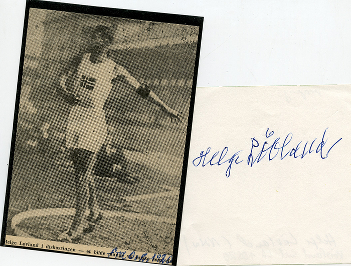 Lövland, Helge  | (1890-1984) Blancobeleg mit Originalsignatur Helge Lövland (NOR). Goldemdaille im Zehnkampf bei den Olympischen Spielen 1920 für Norwegen. 10x10 cm.