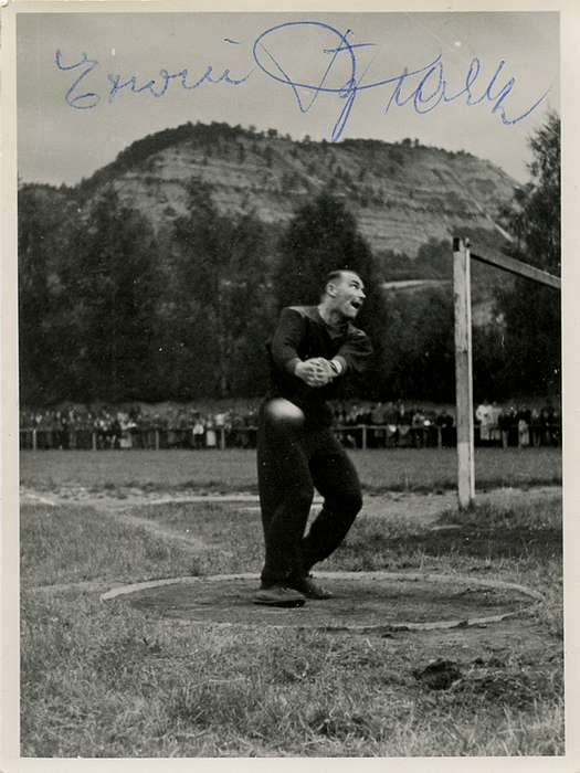 Blask, Erwin  | (1910-1999) Privates S/W-Foto mit Originalsignatur vom Weltrekordinhaber im Hammerwerfen 1938-1948 und Gewinner der Silbermedaille bei den Olympischen Spielen 1936 im Hammerwerfen Erwin Blask (GER). 11,5x8,5 cm.