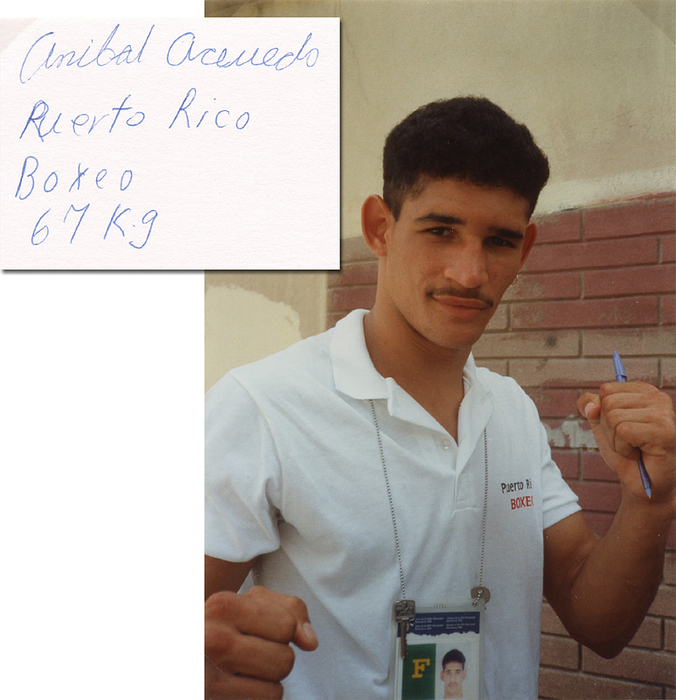 Acevedo, Aníbal Santiago  | Karteikarte mit original Signatur von Aníbal Santiago Acevedo (Puerto Rico). Bronzemedaille im Boxen bei den Olympischen Spielen 1992 im Weltergewicht. 15x10 cm.