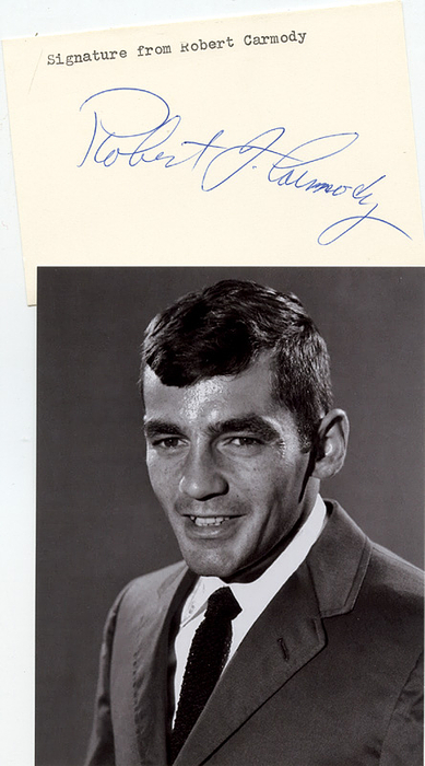 Carmody, Robert "Bob"  | (1938-1967) Karteikarte mit original Signatur von Robert " Bob" Carmody (USA). Bornzemedaille im Boxen Fliegengewicht bei den Olympischen Spielen 1964, 10,5x7 cm.
