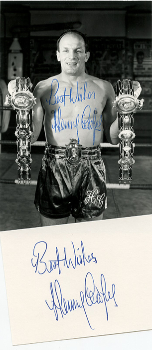 Cooper, Henry  | (1943-2011) S/W-Foto mit Originalsignatur von Henry Cooper (GBR) und eine signierte Karteikarte. Englische Boxlegende und Ex-Weltmeister im Schwergewicht. 15x10 + 10,5x8 cm.