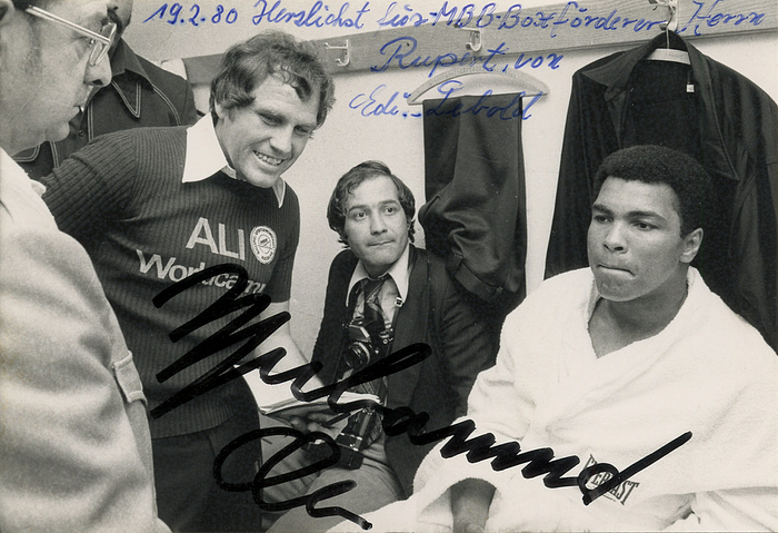 Muhammad Ali  | (1942-2016) S/W-Privatfoto mit Originalsignatur von Boxlegende Muhammad Ali (USA). Mehrfacher Schwergewichtsweltmeister und Olympiasieger 1960 im Boxen. 12,5x8,5 cm.