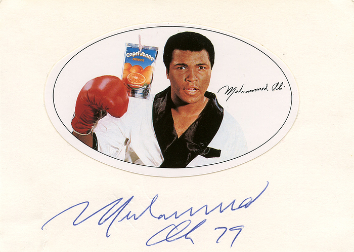  - (1946–2016) Original signature of boxing legend and World Heavyweight Champion Muhammad Ali (USA) on an index card featuring a promotional sticker from the company "Capri Sonne." Dated "79," 14.5 x 10.5 cm. Condition: A-