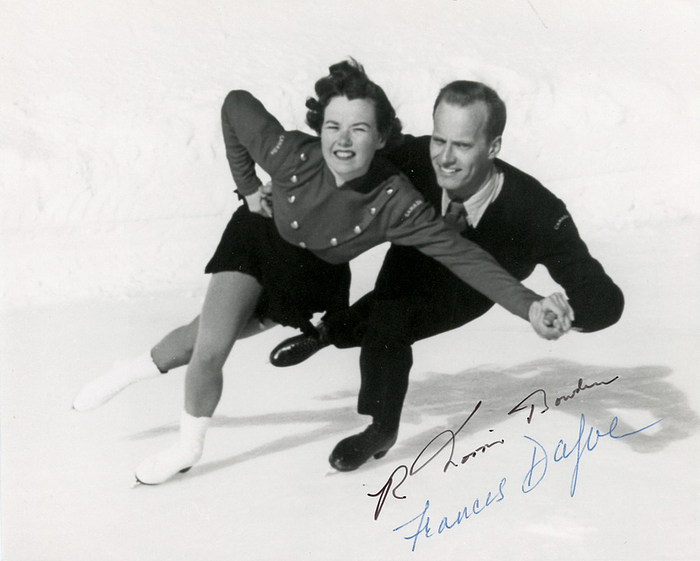 Dafoe / Bowden  | S/W-Reprofoto mit original Signatur von Frances Dafoe (1929-2016) / Norris Bowden (1926-1991) (CAN). Silbermedaille im Eiskunstlaufen - Paare bei den Olympischen Winterspielen 1956 und zweifache Weltmeister, 12,5x10,5 cm.